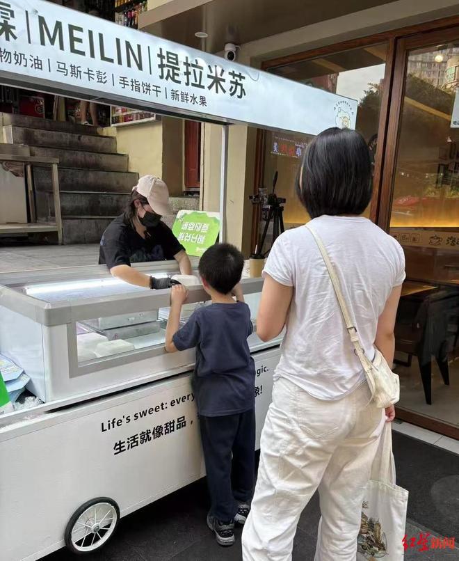 妈近况曝光！摆摊卖甜品想踏出重生第一步麻将胡了模拟器试玩“重庆姐弟坠亡案”妈(图9)